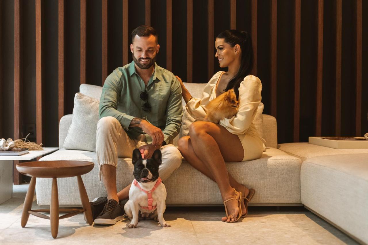 Ba'Ra Hotel João Pessoa Exterior foto A couple with their dogs